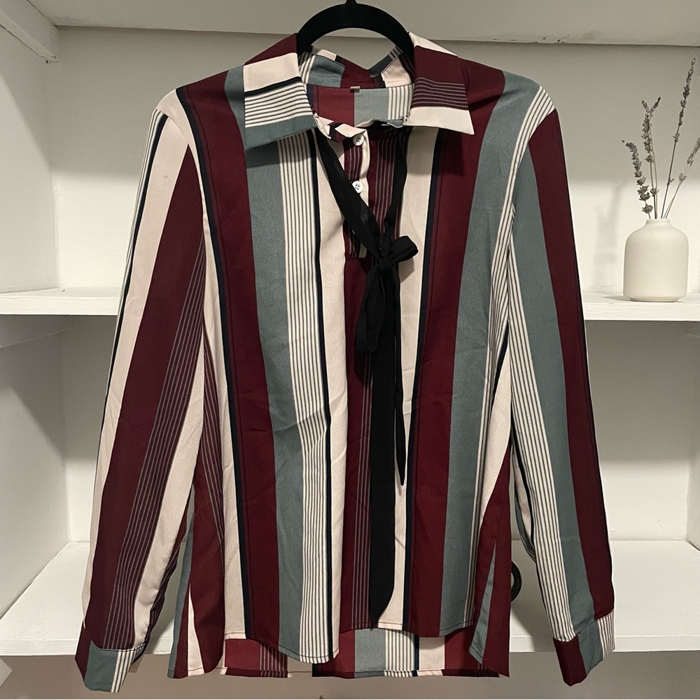 2 for $25✨Four-button tie-neck shirt
